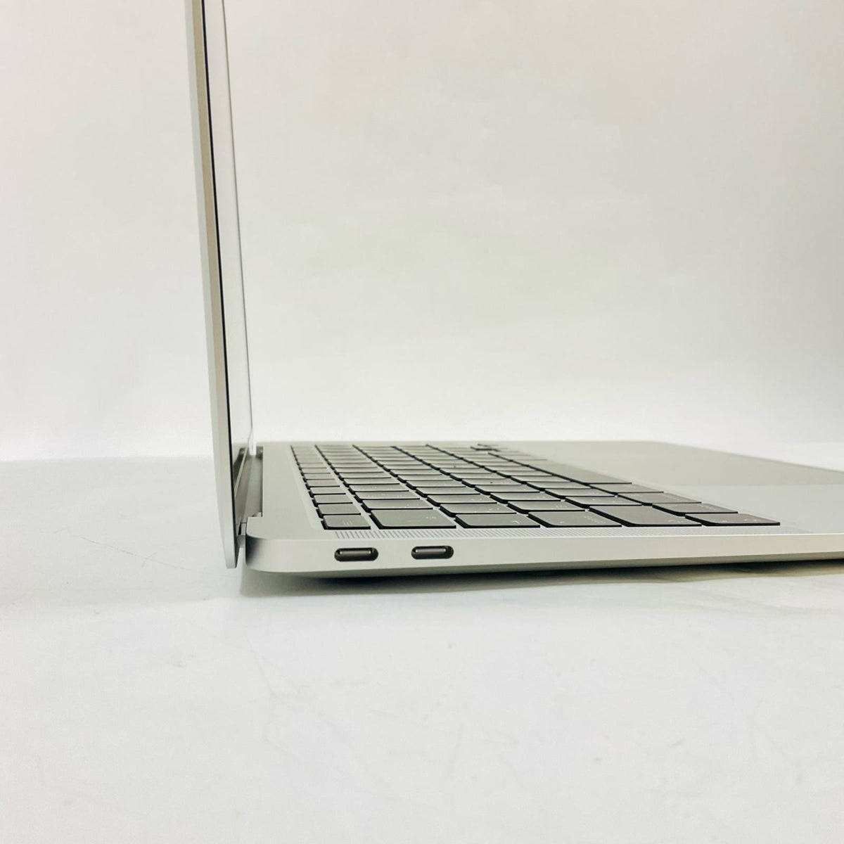 【全額返金保証】【最速発送】Apple MacBook Air 13インチ 2020 Apple M1 8GB SSD 256GB シルバー 96% 動作確認済