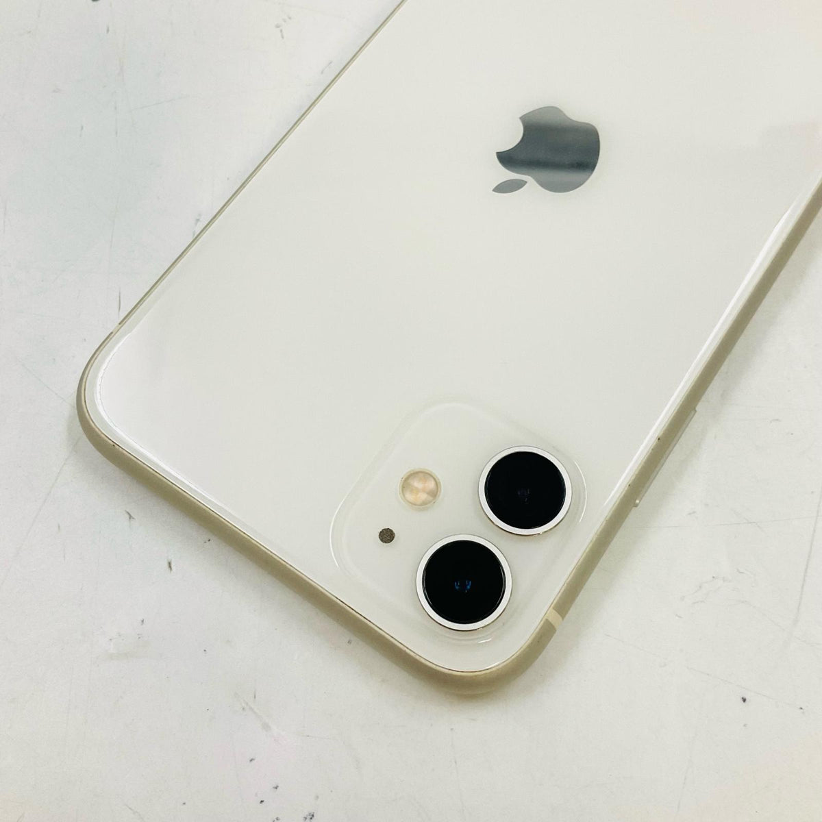 【最速発送】Apple iPhone iPhone 11 128GB ホワイト docomo SIMフリー 白ロム【難有】 81%