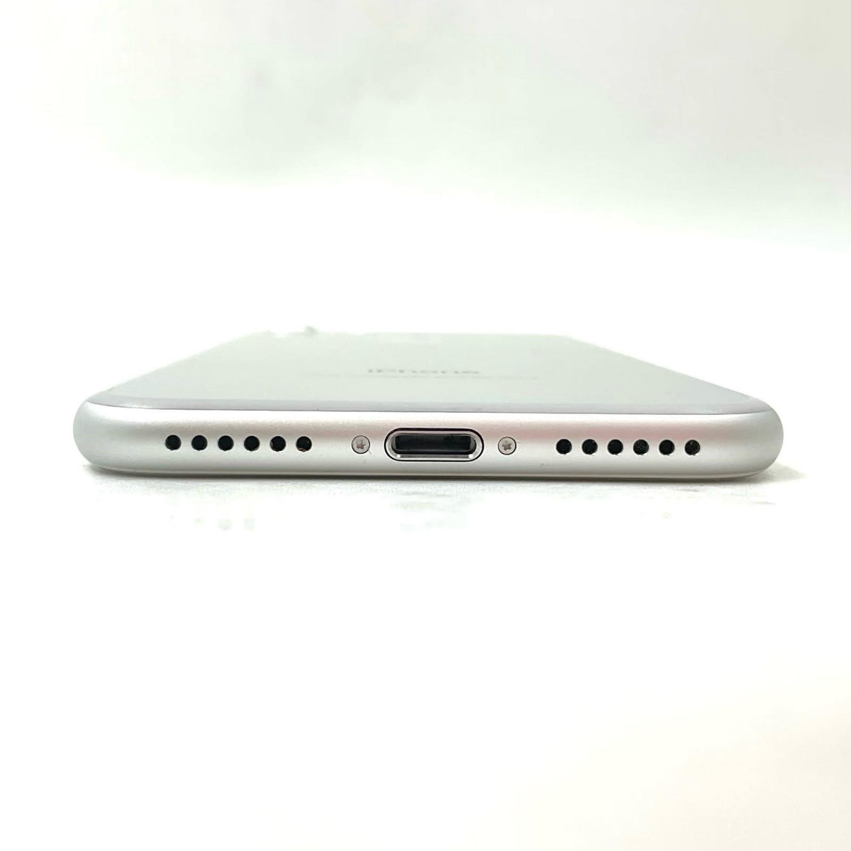 【全額返金保証】【最速発送】Apple iPhone iPhone 7 128GB シルバー docomo SIMフリー 白ロム 動作確認済 82%