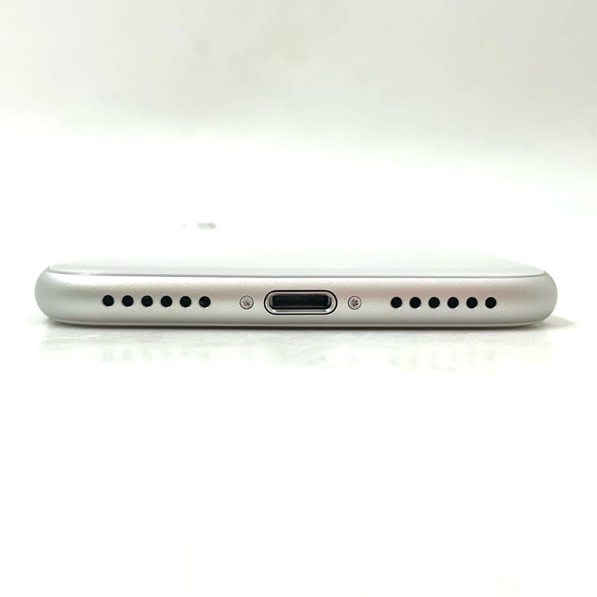 【全額返金保証】【最速発送】Apple iPhone iPhone 8 64GB シルバー docomo SIMフリー 白ロム 美品 動作確認済 83%