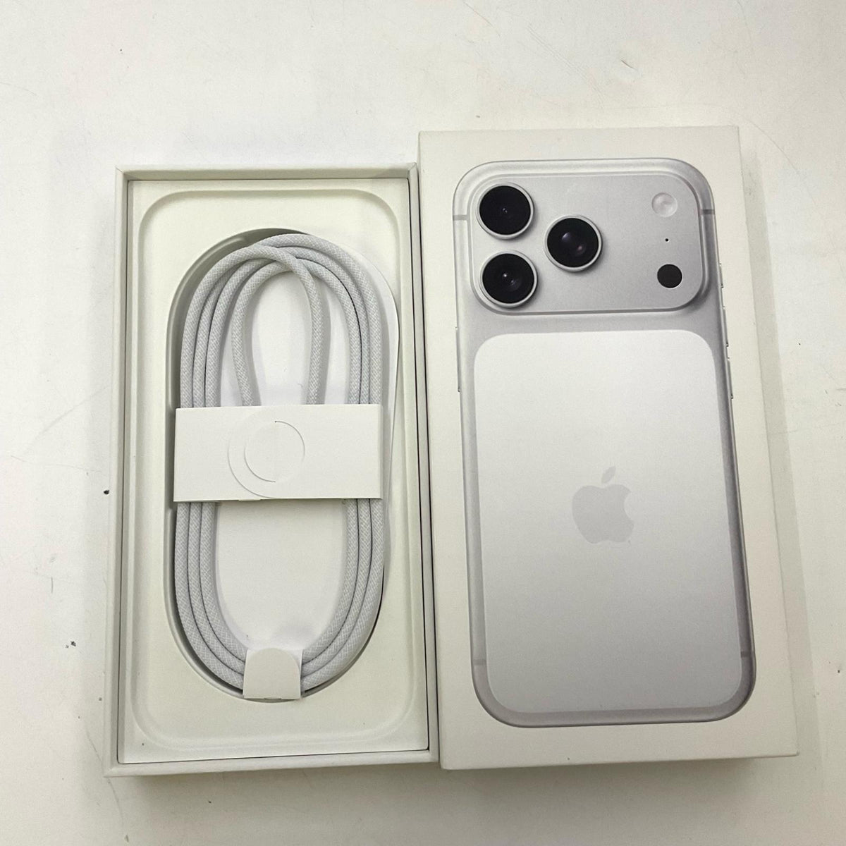 【全額返金保証】【最速発送】Apple iPhone iPhone 17 Pro 256GB シルバー SIMフリー 白ロム 超美品 動作確認済 93%
