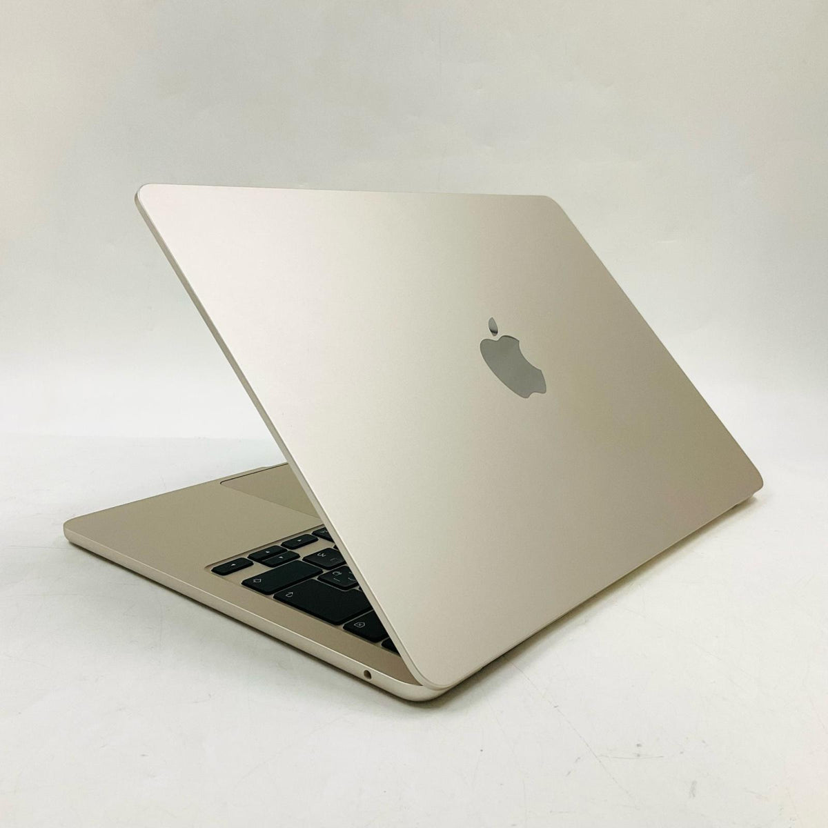 【全額返金保証】【最速発送】Apple MacBook Air 13.6インチ 2022 Apple M2 8GB SSD 256GB スターライト 93% 美品 動作確認済
