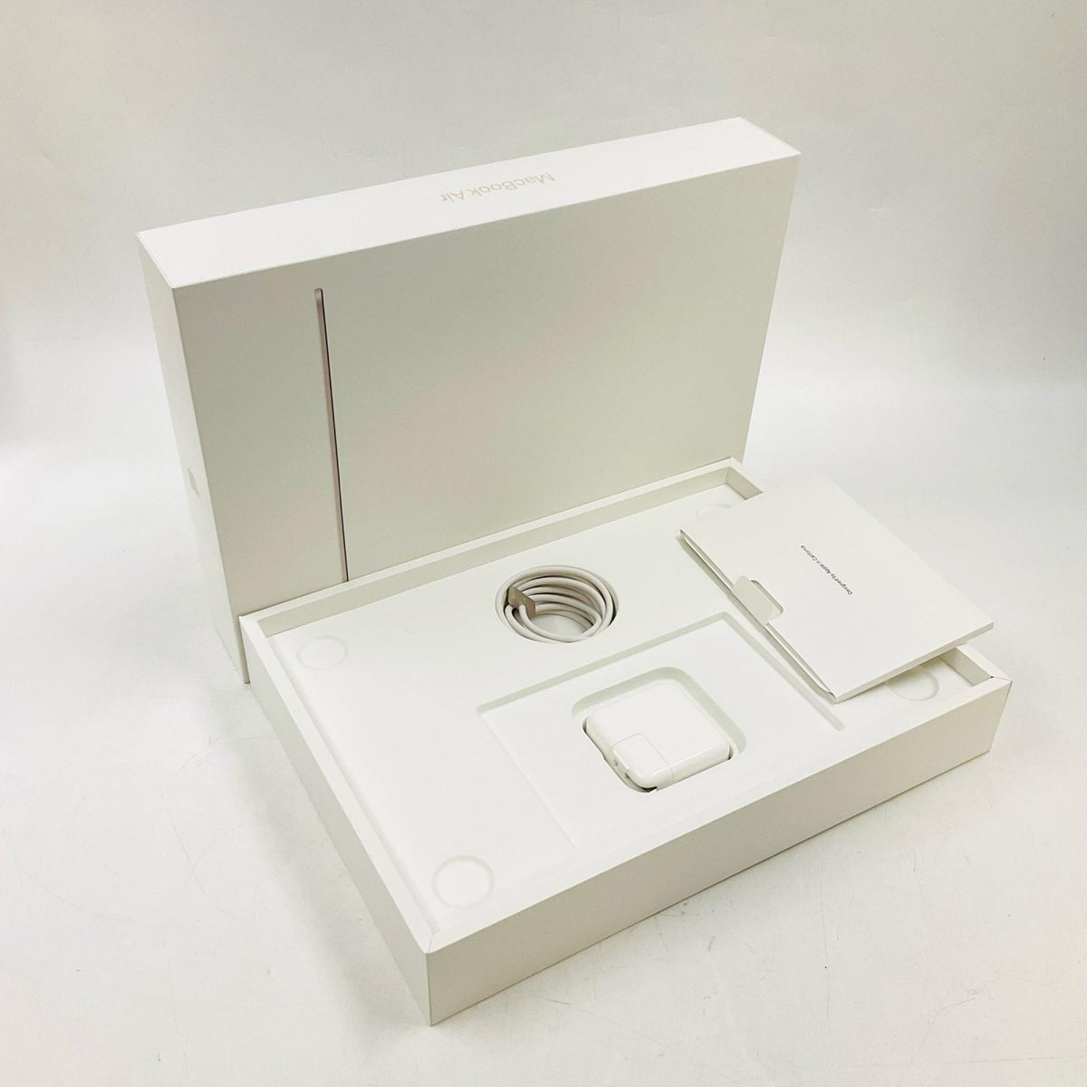 【全額返金保証】【最速発送】Apple MacBook Air 13.6インチ 2022 Apple M2 8GB SSD 256GB スターライト 93% 美品 動作確認済