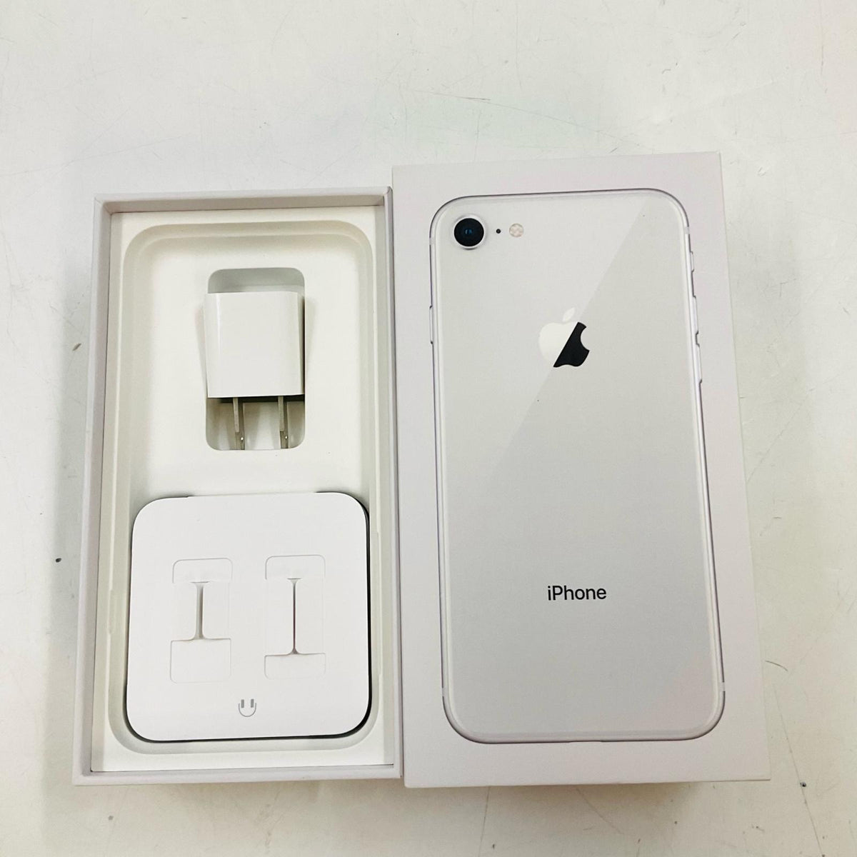 【全額返金保証】【最速発送】Apple iPhone iPhone 8 64GB シルバー docomo 白ロム 動作確認済 87%