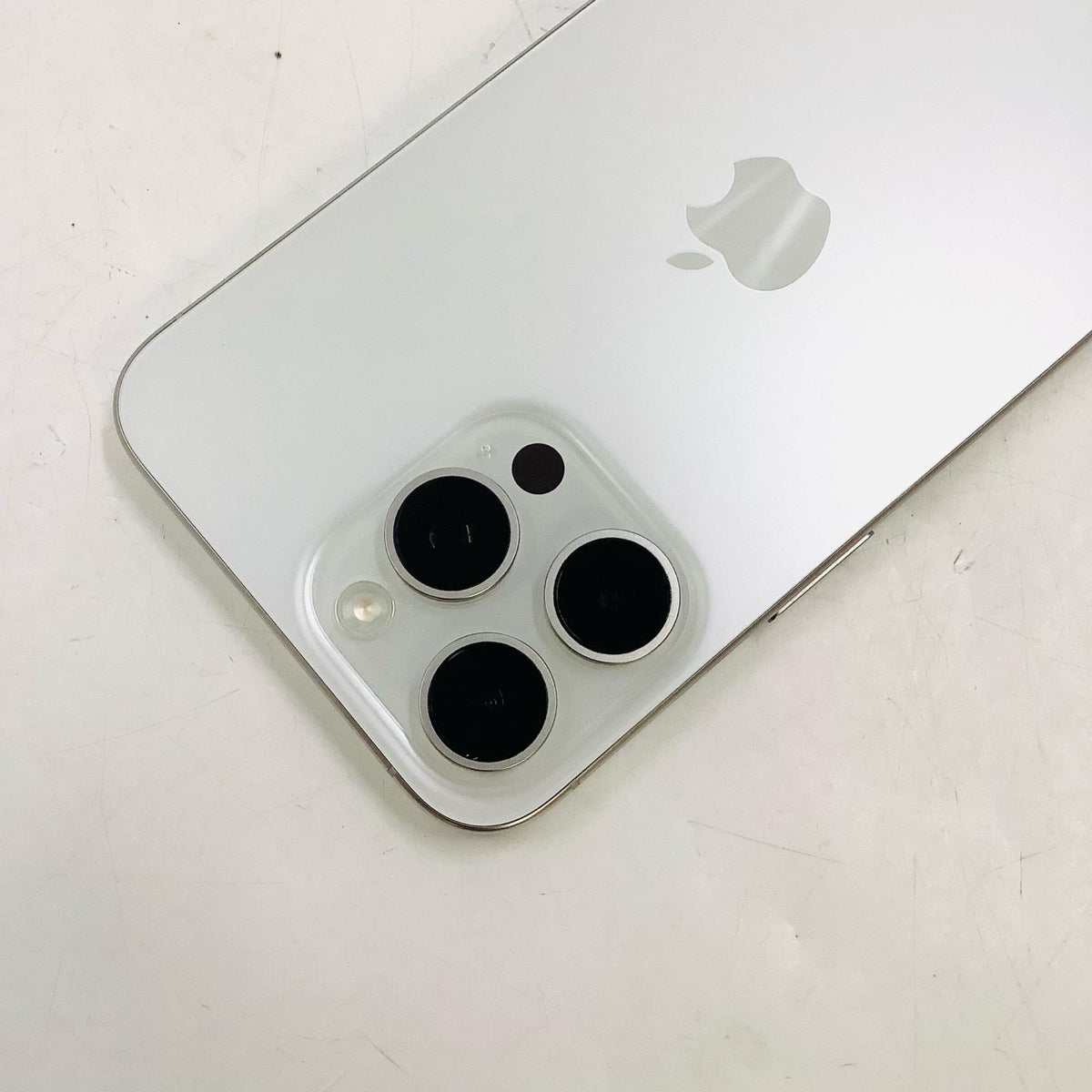 【全額返金保証】【最速発送】Apple iPhone iPhone 15 Pro Max 512GB ホワイトチタニウム au 白ロム 美品 動作確認済 83%