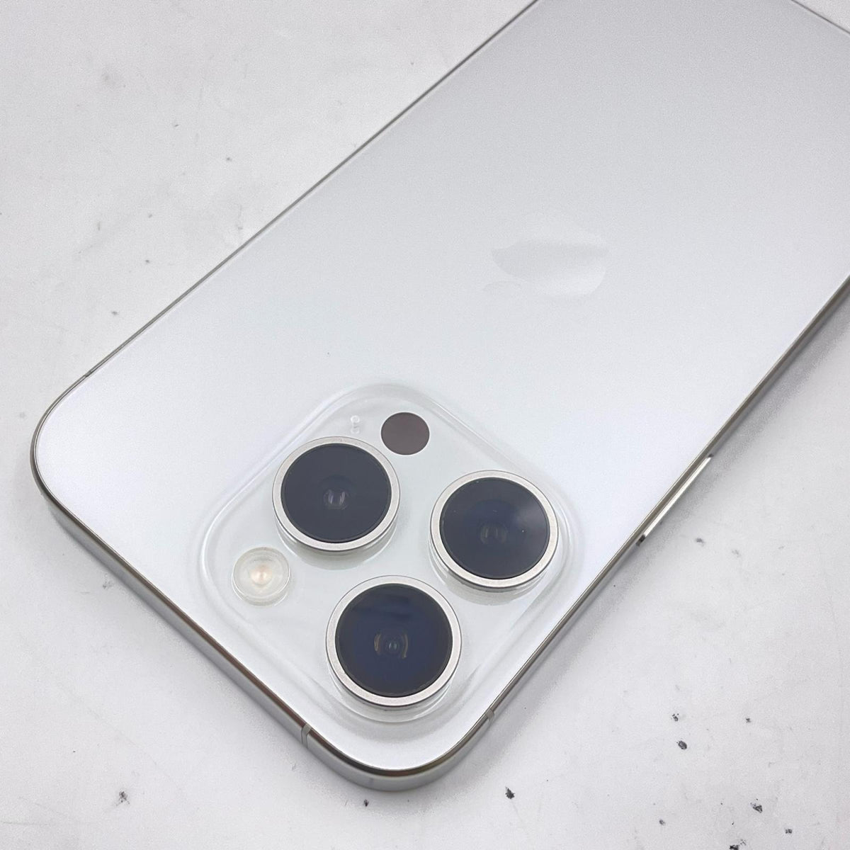 【全額返金保証】【最速発送】Apple iPhone iPhone 15 Pro 128GB ホワイトチタニウム docomo SIMフリー 白ロム 美品 動作確認済 88%
