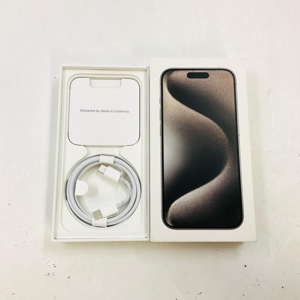 【全額返金保証】【最速発送】Apple iPhone iPhone 15 Pro 256GB ナチュラルチタニウム au 白ロム 美品 動作確認済 82%