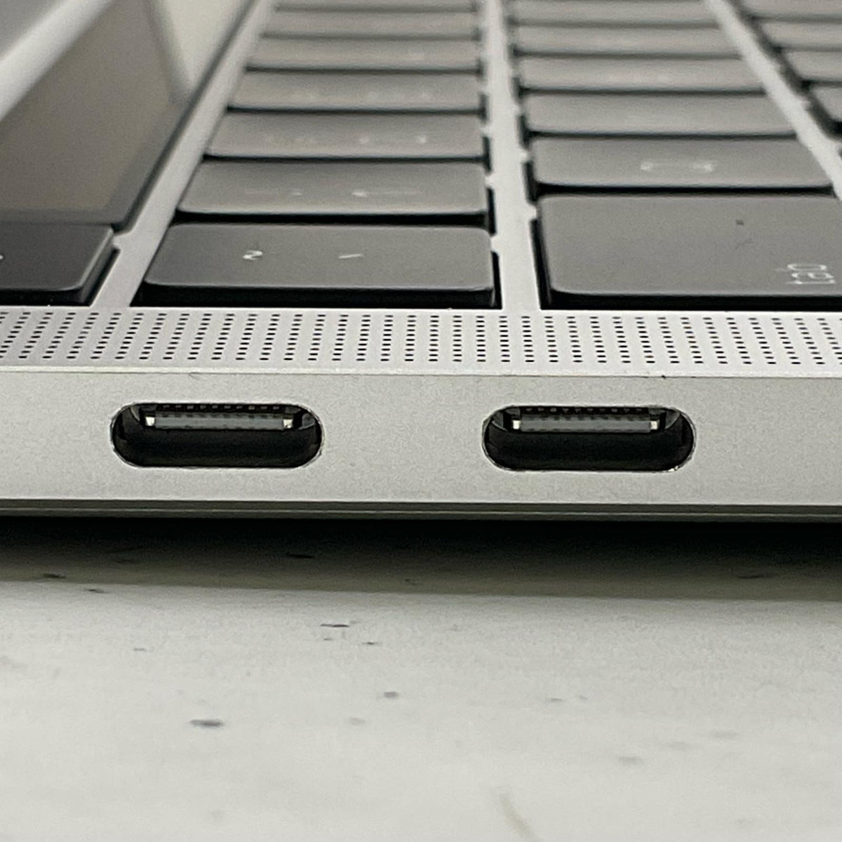 【全額返金保証】【最速発送】Apple MacBook Pro Pro 13インチ 2020 i7-1068NG7 2.3GHz 16GB 512GB シルバー 80.9% 動作確認済