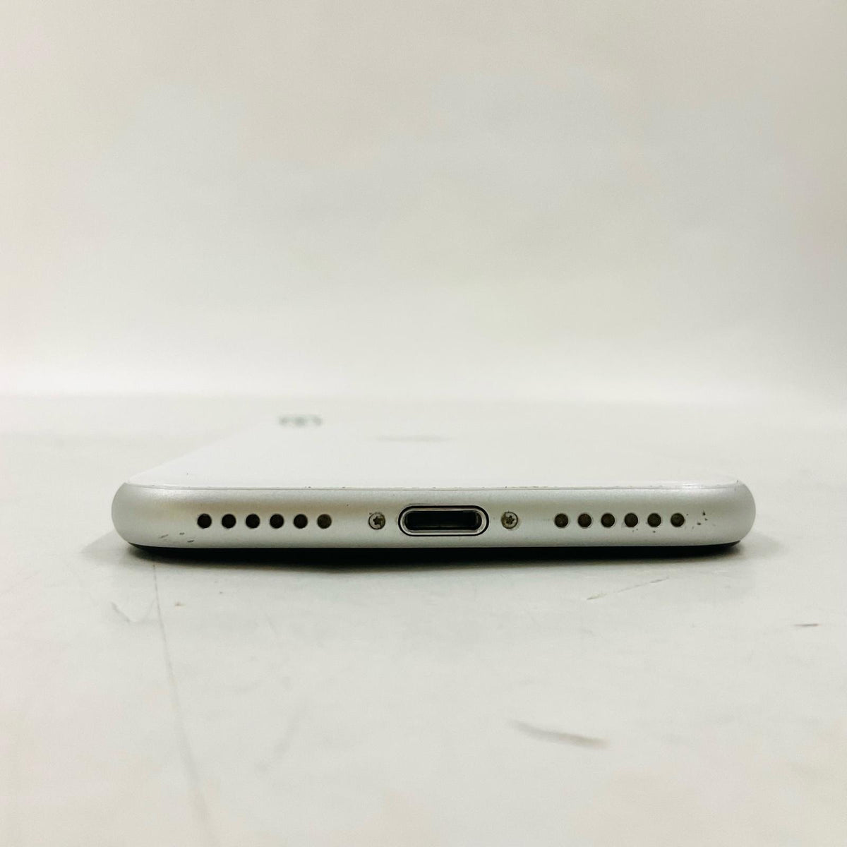 【全額返金保証】【最速発送】Apple iPhone iPhone SE（第2世代） 64GB ホワイト Softbank 白ロム 動作確認済 74%
