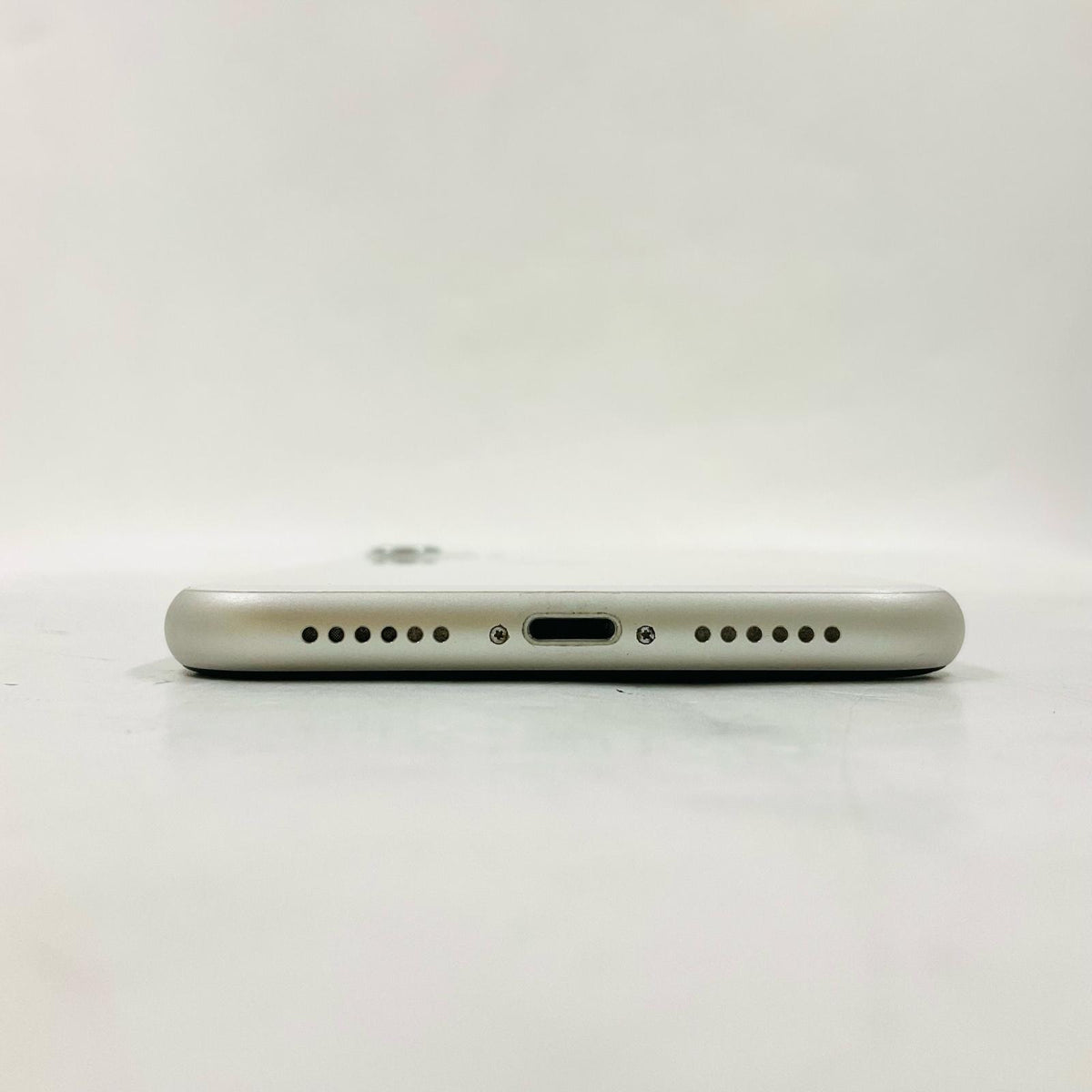 【最速発送】Apple iPhone iPhone 11 128GB ホワイト au SIMフリー 白ロム【難有】 72%