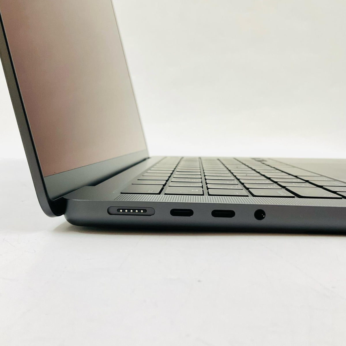 【全額返金保証】【最速発送】Apple MacBook Pro 14インチ 2025 M5 10コア 16GB 1TB スペースブラック 100% 超美品 動作確認済