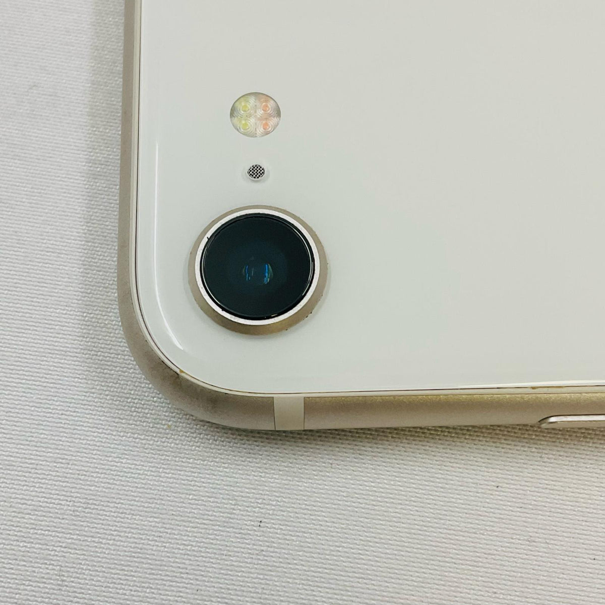 【最速発送】Apple iPhone iPhone SE（第3世代） 64GB スターライト au 白ロム【難有】 79%
