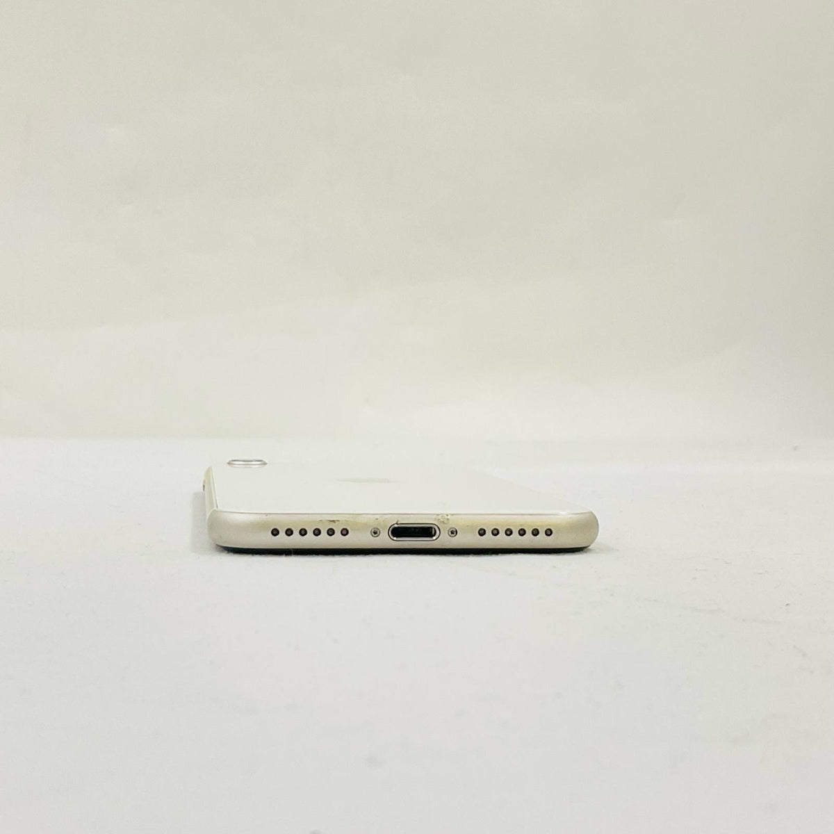 【最速発送】Apple iPhone iPhone SE（第3世代） 64GB スターライト au 白ロム【難有】 79%