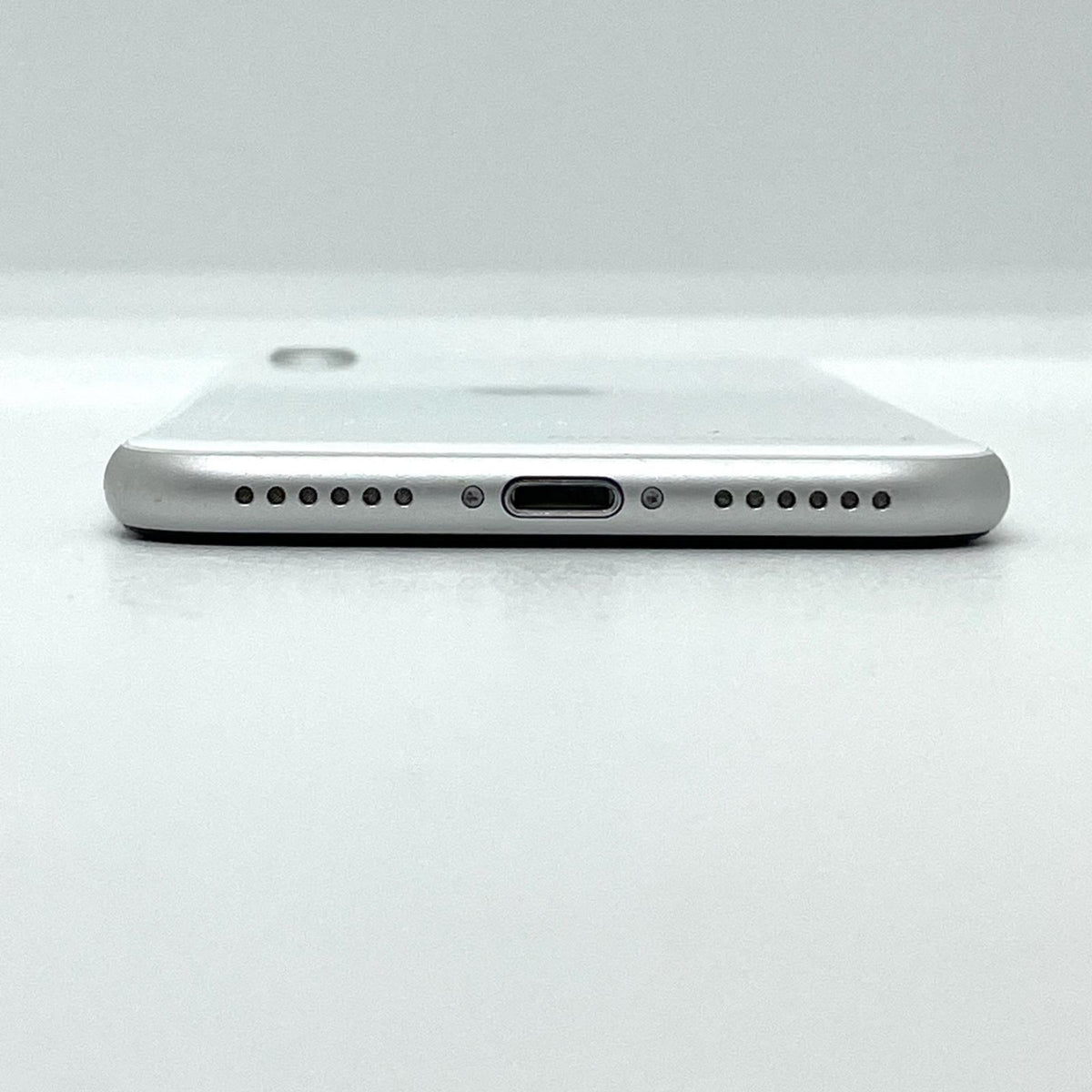 【全額返金保証】【最速発送】Apple iPhone iPhone SE（第2世代） 64GB ホワイト docomo SIMフリー 白ロム 動作確認済 86%