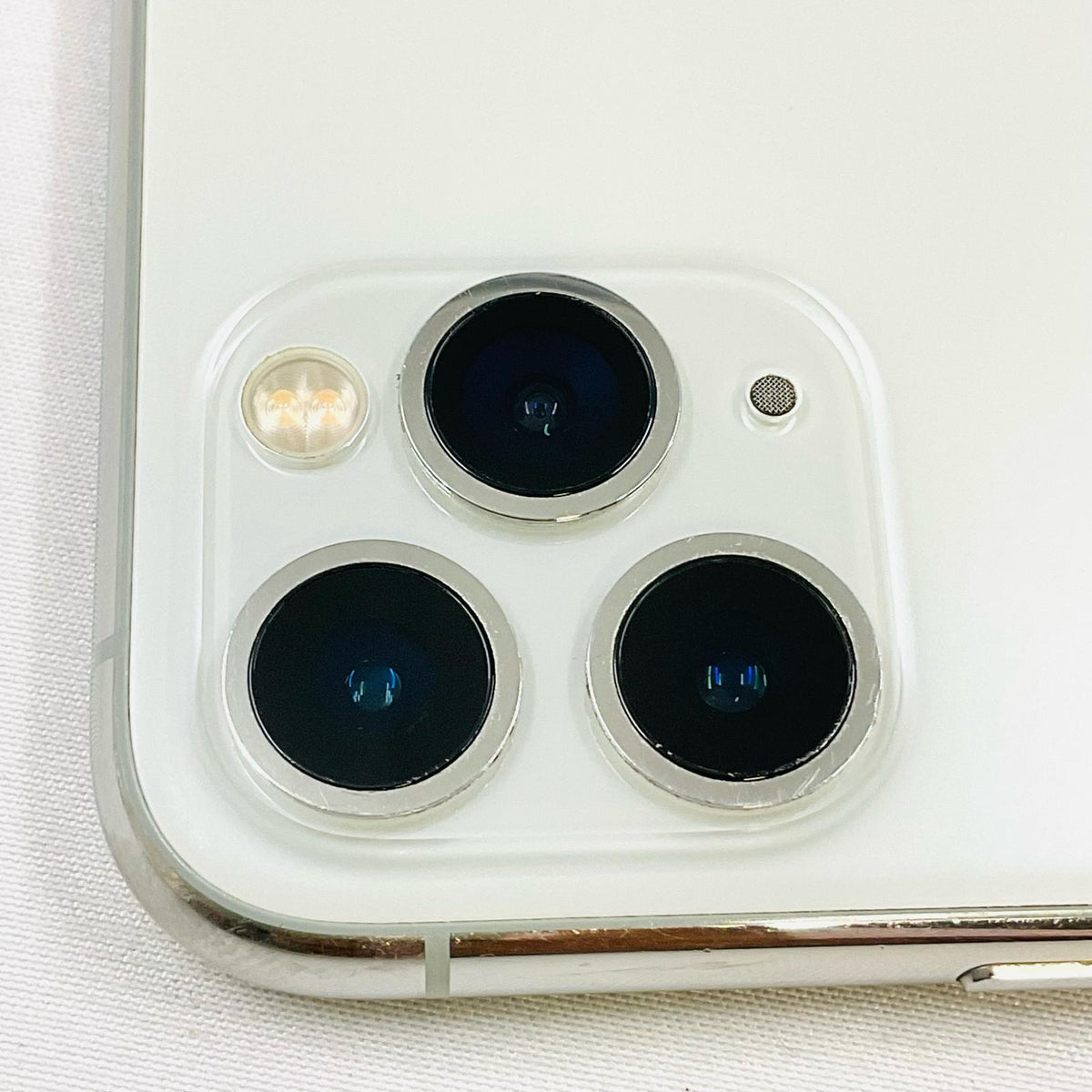【全額返金保証】【最速発送】Apple iPhone iPhone 11 Pro 64GB シルバー au 白ロム 動作確認済 73%