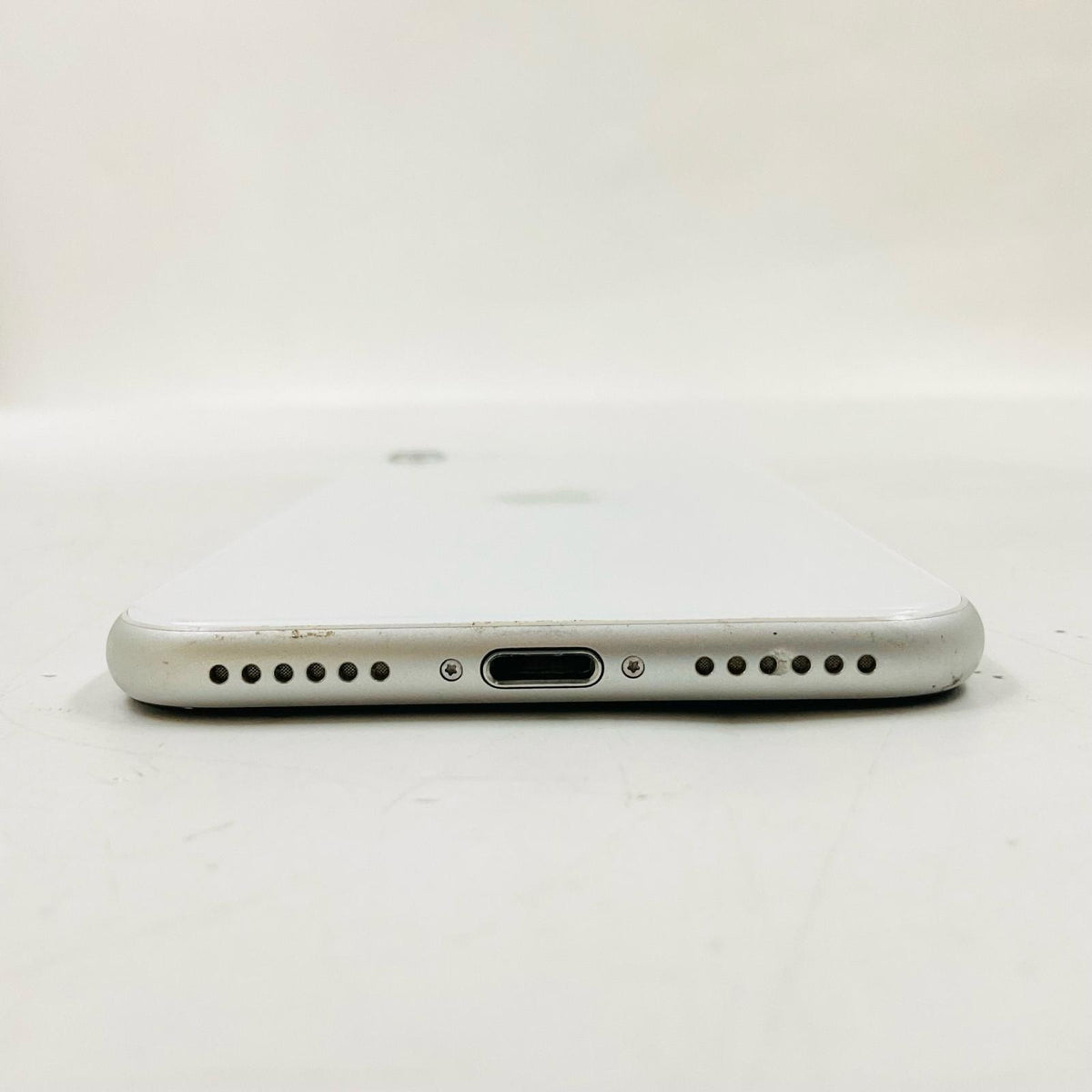 【全額返金保証】【最速発送】Apple iPhone iPhone SE（第2世代） 64GB ホワイト au SIMフリー 白ロム 動作確認済 73%