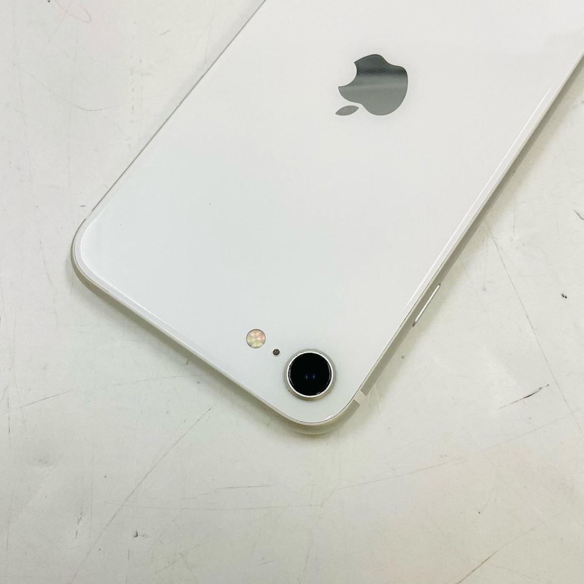 【全額返金保証】【最速発送】Apple iPhone iPhone SE（第2世代） 64GB ホワイト au SIMフリー 白ロム 動作確認済 77%