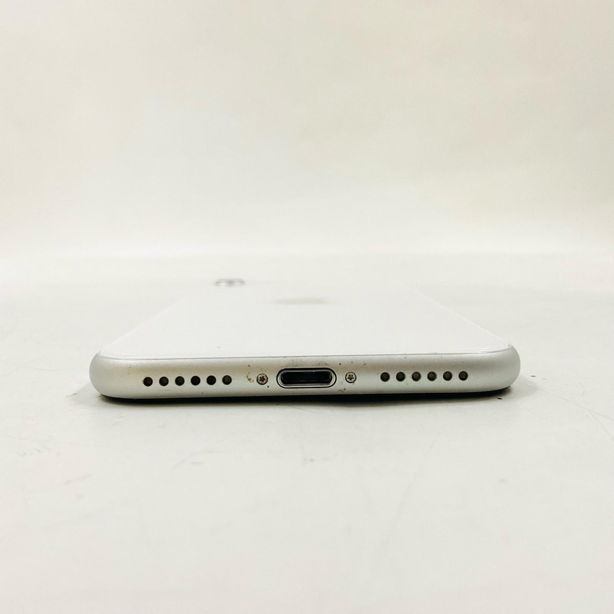 【全額返金保証】【最速発送】Apple iPhone iPhone SE（第2世代） 64GB ホワイト au SIMフリー 白ロム 動作確認済 77%