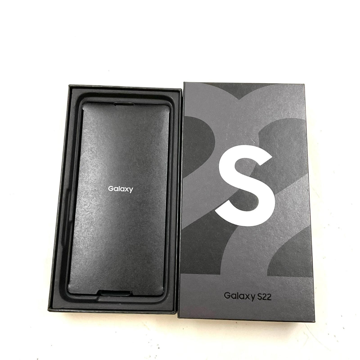 【全額返金保証】【最速発送】SAMSUNG Galaxy S22 256GB ファントムホワイト au SCG13 白ロム 美品 動作確認済