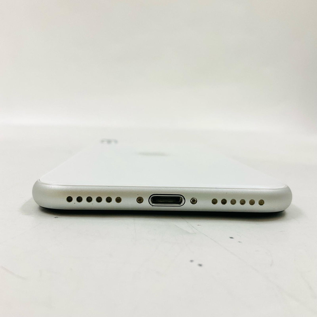 【全額返金保証】【最速発送】Apple iPhone iPhone SE（第2世代） 64GB ホワイト 白ロム 動作確認済 73%