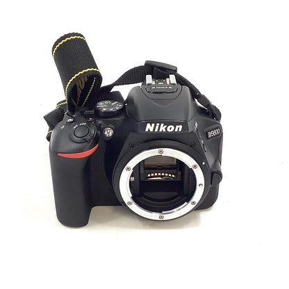 【全額返金保証】【最速発送】Nikon デジタル一眼 D5600 ボディ ブラック 美品 動作確認済