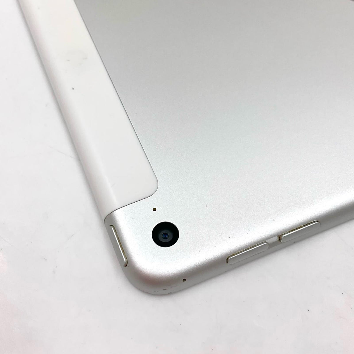 【最速発送】Apple iPad mini 7.9インチ 第4世代 16GB シルバー WiFi+Cellular docomo 白ロム【難有】