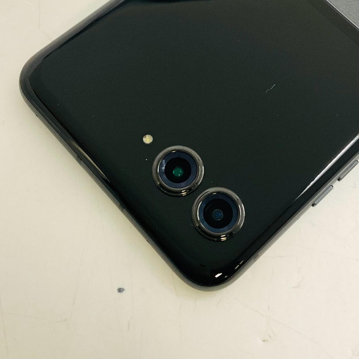 【全額返金保証】【最速発送】Motorola razr 50 512GB クアラグレイ SIMフリー XT2453-9 白ロム 美品 動作確認済