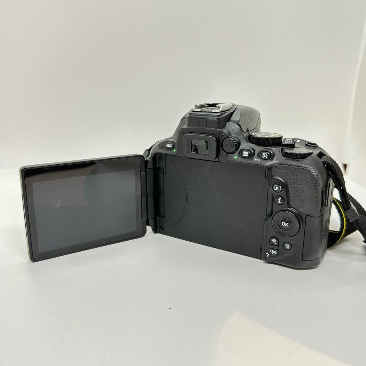 【全額返金保証】【最速発送】Nikon デジタル一眼 Nikon D5500 18-55 II レンズキット 動作確認済