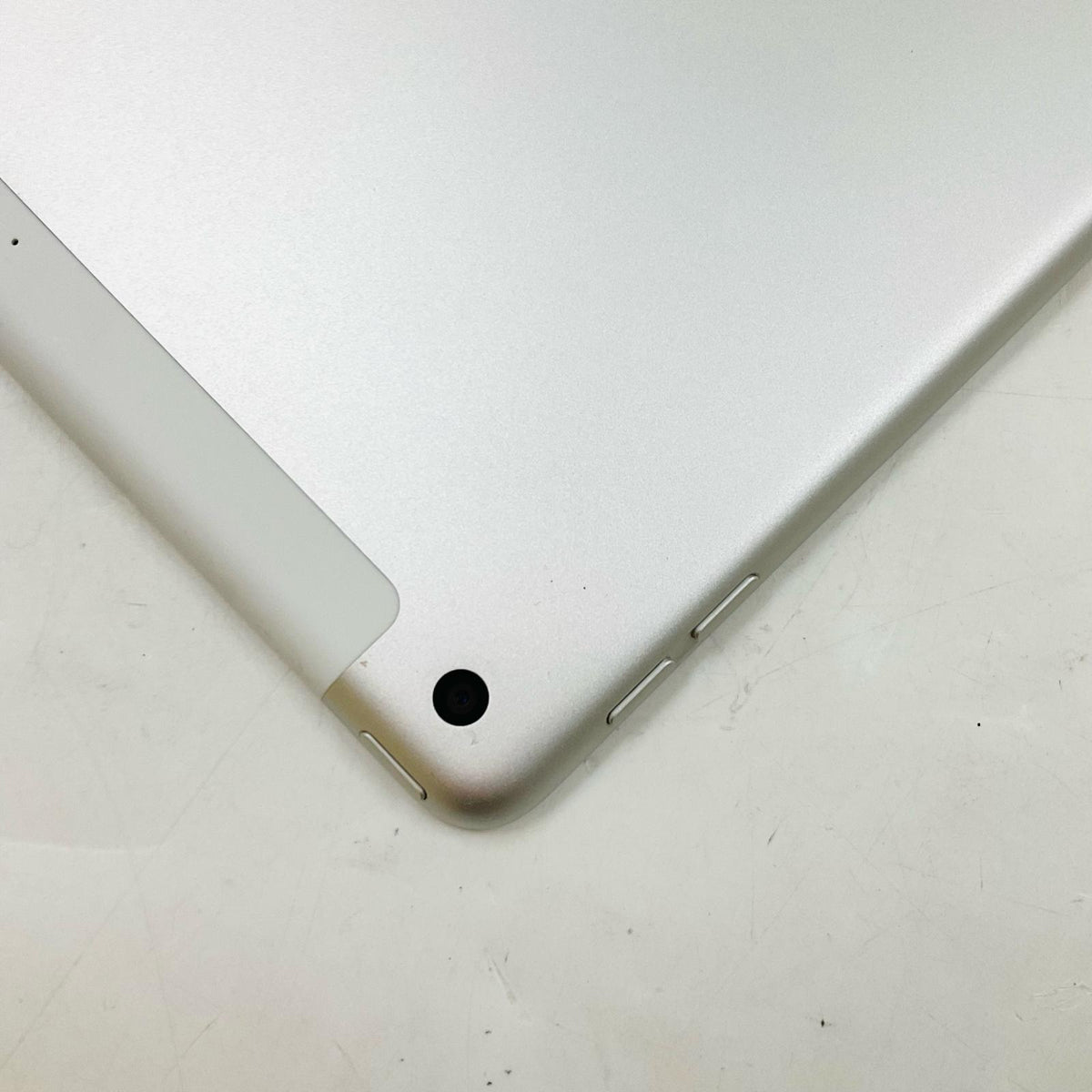 【全額返金保証】【最速発送】Apple iPad iPad 10.2インチ 第7世代 32GB シルバー WiFi+Cellular SIMフリー 白ロム 美品 動作確認済