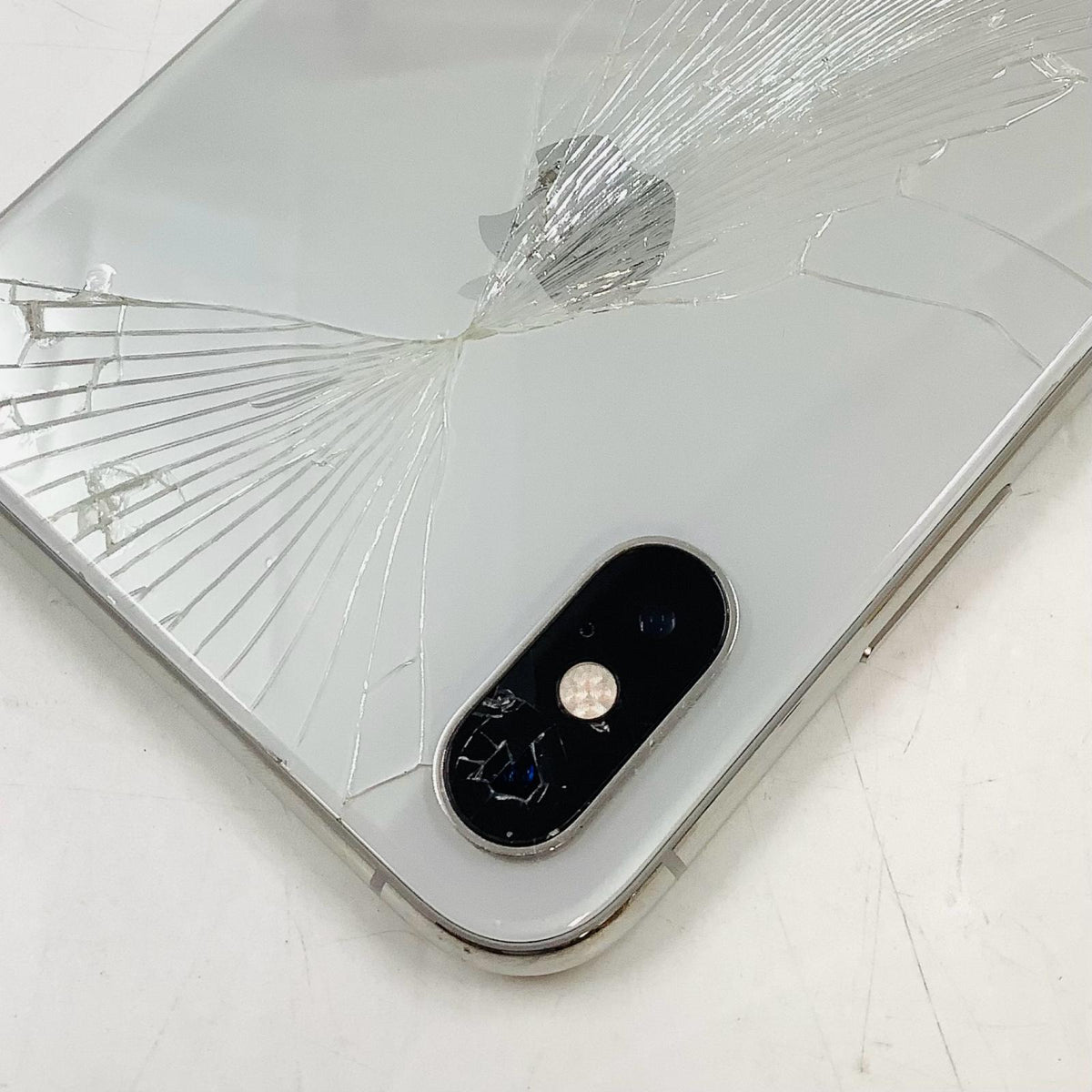 【最速発送】Apple iPhone iPhone XS 256GB シルバー au 白ロム【難有】 84%