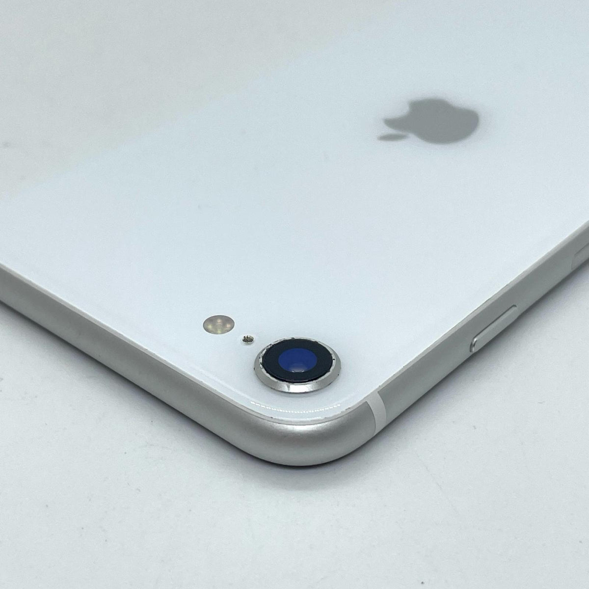 【全額返金保証】【最速発送】Apple iPhone iPhone SE（第2世代） 64GB ホワイト au 白ロム 美品 動作確認済 84%