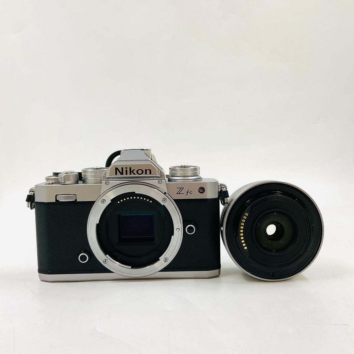 【全額返金保証】【最速発送】Nikon デジタル一眼 Z fc 16-50 VR レンズキット シルバー 美品 動作確認済