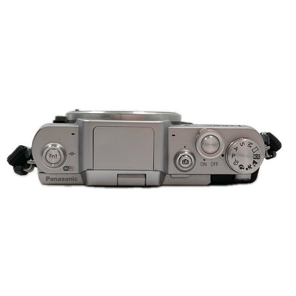 【全額返金保証】【最速発送】Panasonic デジタル一眼 LUMIX DMC-GF7 シルバー 美品 動作確認済