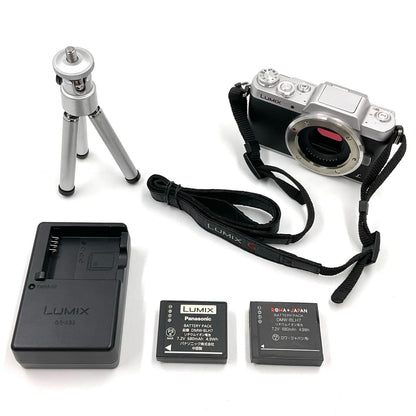 【全額返金保証】【最速発送】Panasonic デジタル一眼 LUMIX DMC-GF7 シルバー 美品 動作確認済