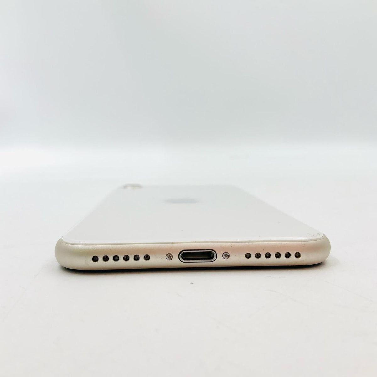 【全額返金保証】【最速発送】Apple iPhone iPhone SE (3rd generation) 64GB スターライト au SIMフリー 白ロム 動作確認済 78%