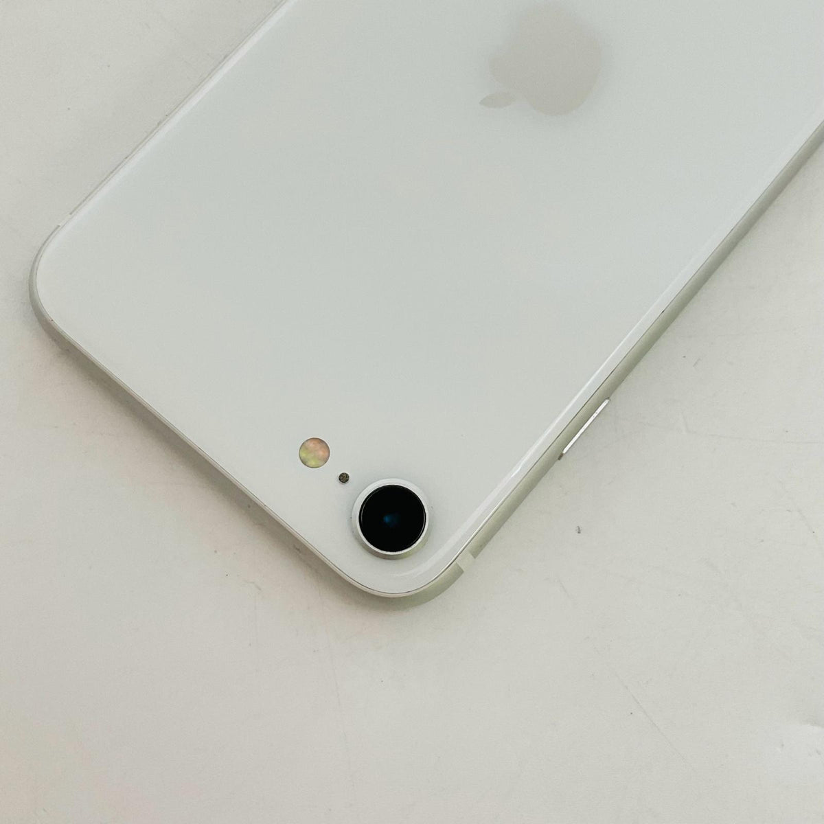 【全額返金保証】【最速発送】Apple iPhone iPhone SE (2nd generation) 64GB ホワイト au SIMフリー 白ロム 動作確認済 78%