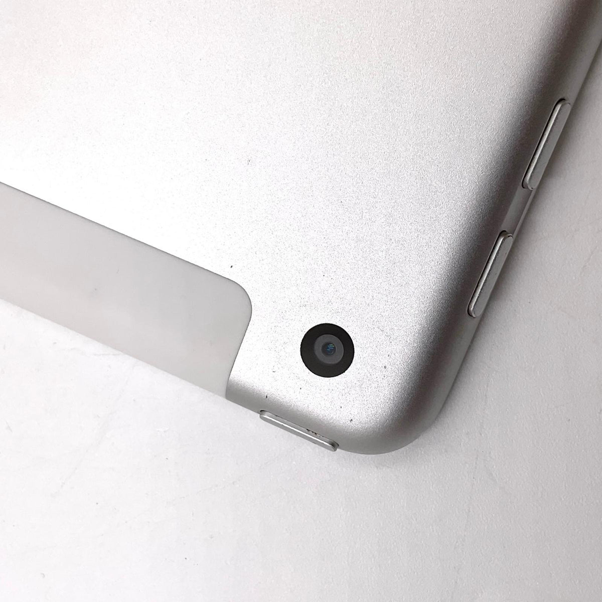 【全額返金保証】【最速発送】Apple iPad iPad 第5世代 32GB シルバー WiFi+Cellular docomo 白ロム 動作確認済