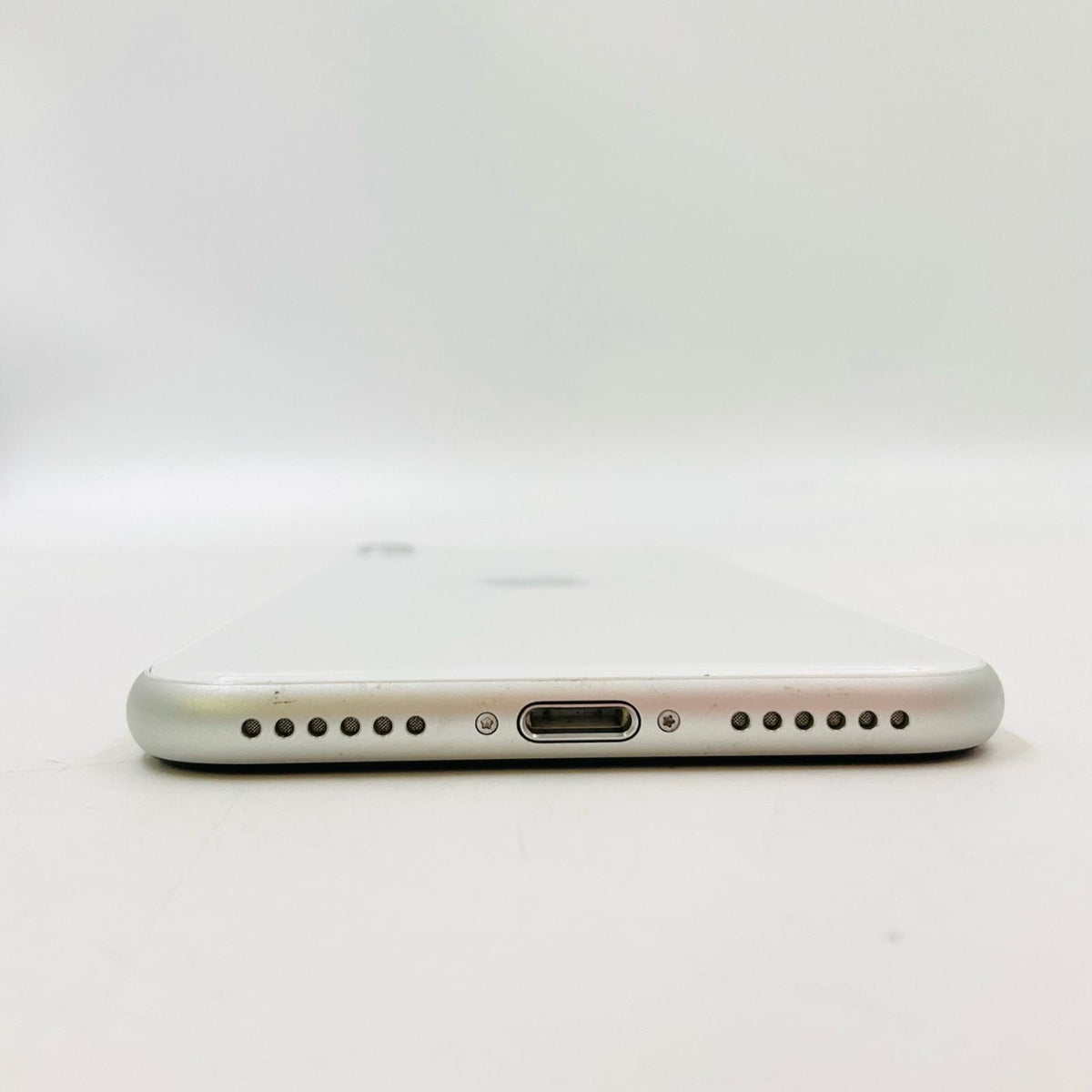 【全額返金保証】【最速発送】Apple iPhone iPhone SE (2nd generation) 64GB ホワイト docomo SIMフリー 白ロム 動作確認済 83%