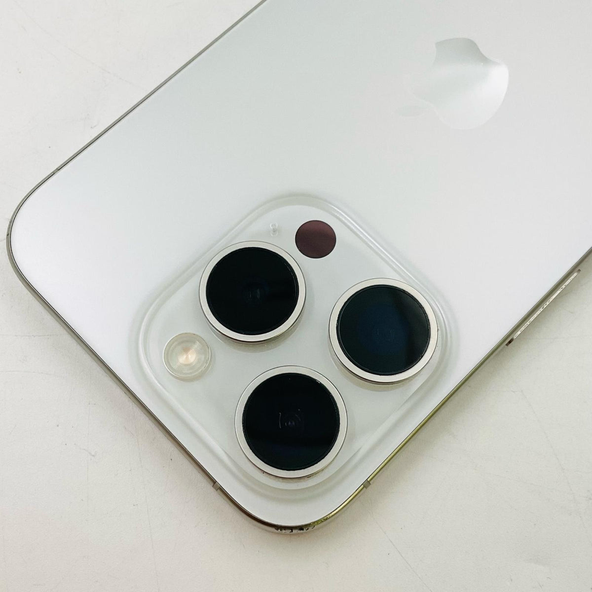 【全額返金保証】【最速発送】Apple iPhone iPhone 15 Pro 128GB ホワイトチタニウム SIMフリー 白ロム 動作確認済 84%