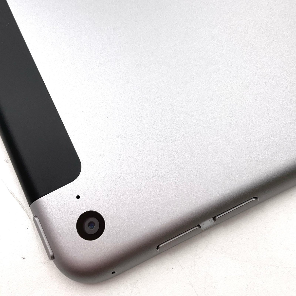 【全額返金保証】【最速発送】Apple iPad iPad Air 2 64GB スペースグレイ WiFi+Cellular docomo 白ロム 動作確認済