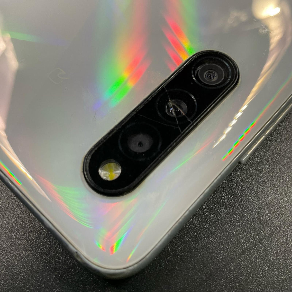 【最速発送】SAMSUNG Galaxy A41 64GB ホワイト docomo SIMフリー SC-41A 白ロム【難有】
