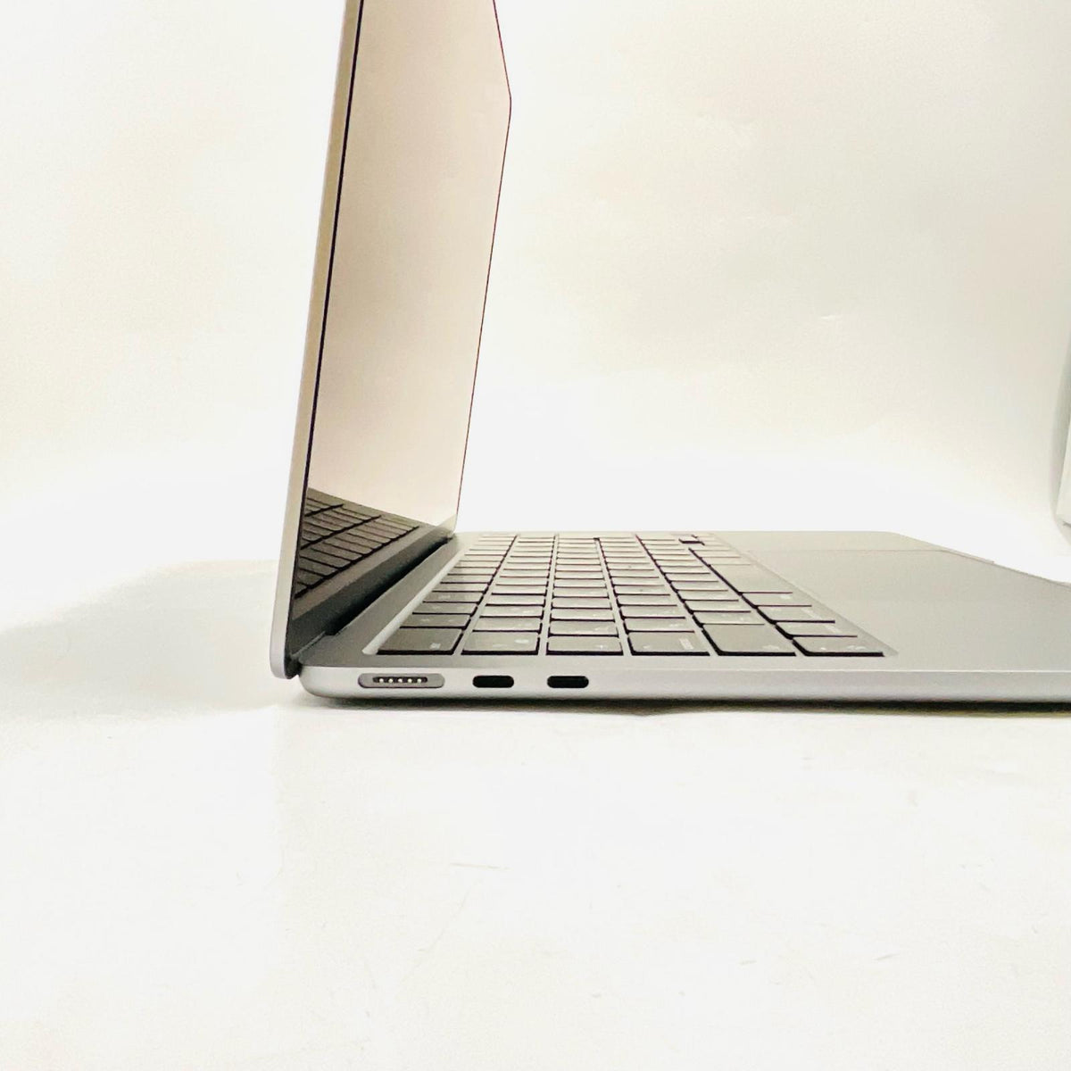 【全額返金保証】【最速発送】Apple MacBook Air 13インチ 2022 Apple M2 8GB SSD 256GB スペースグレイ 95% 超美品 動作確認済