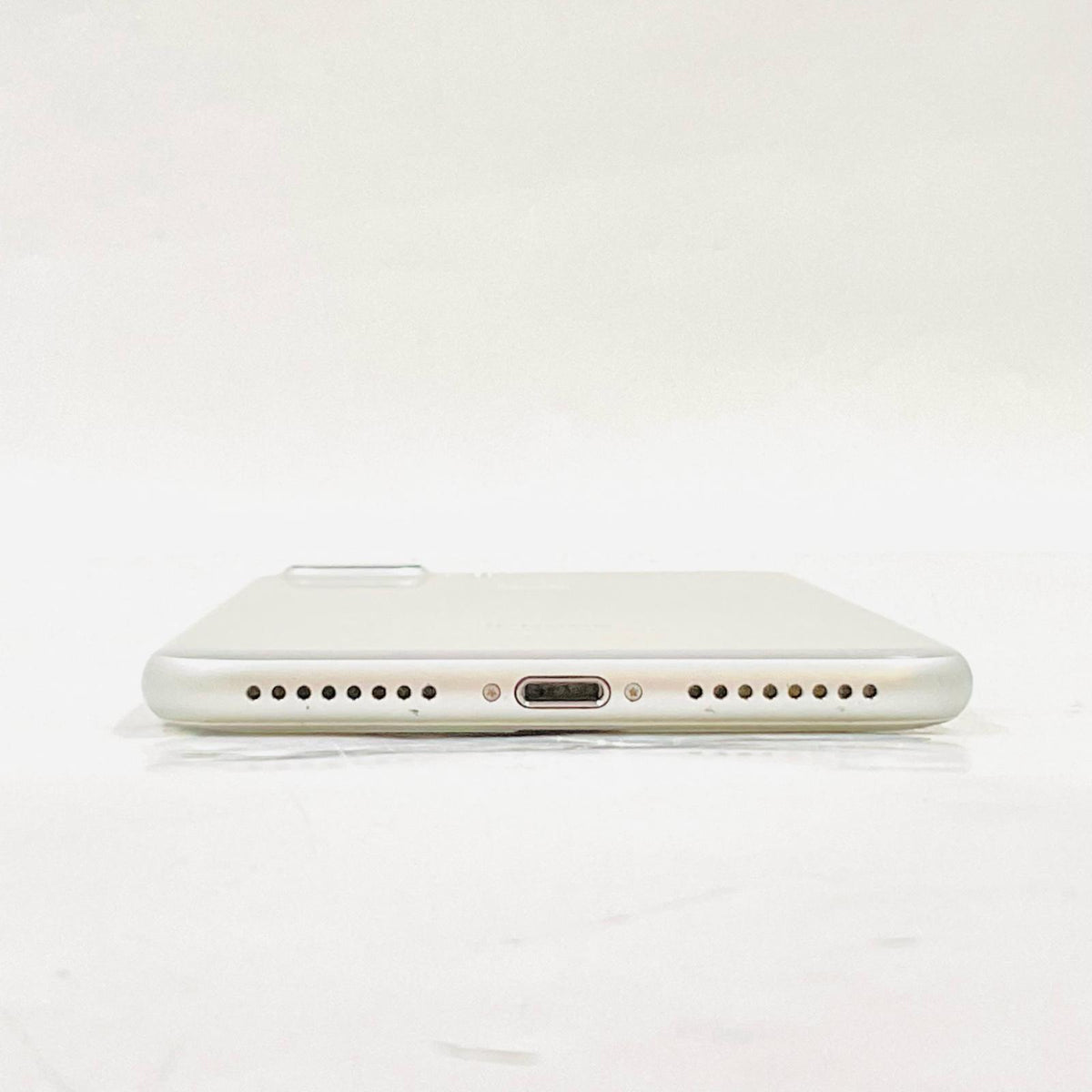 【全額返金保証】【最速発送】Apple iPhone iPhone 7 Plus 128GB シルバー docomo SIMフリー 白ロム 動作確認済 74%