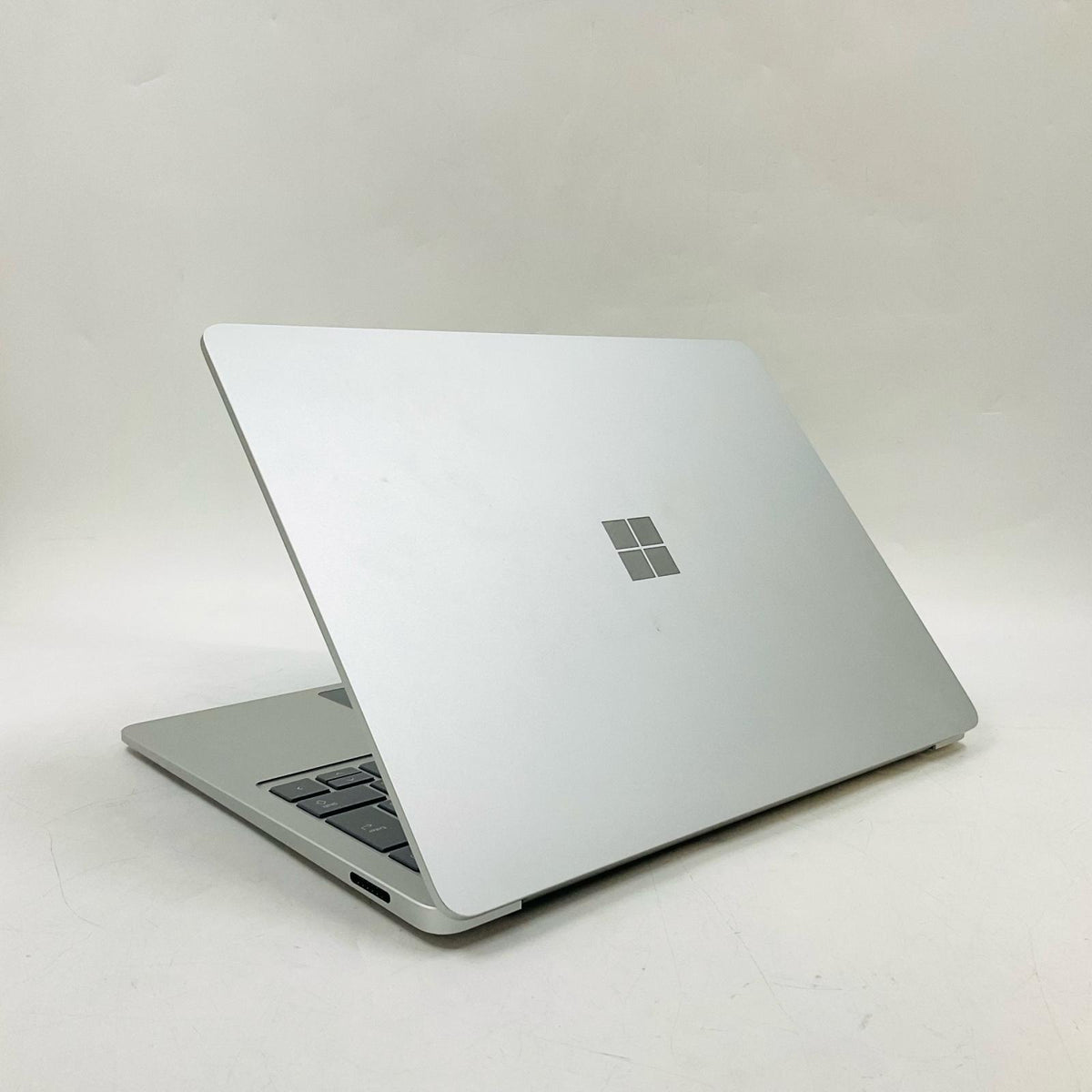 【最速発送】Microsoft Corporation Surface Microsoft Surface Laptop, 7th Edition Snapdragon(R) X 12-core X1E80100 @ 3.40 GHz 16GB SSD(NVMe) 1TB Qualcomm(R) Adreno(TM) X1-85 GPU 98%【難有】