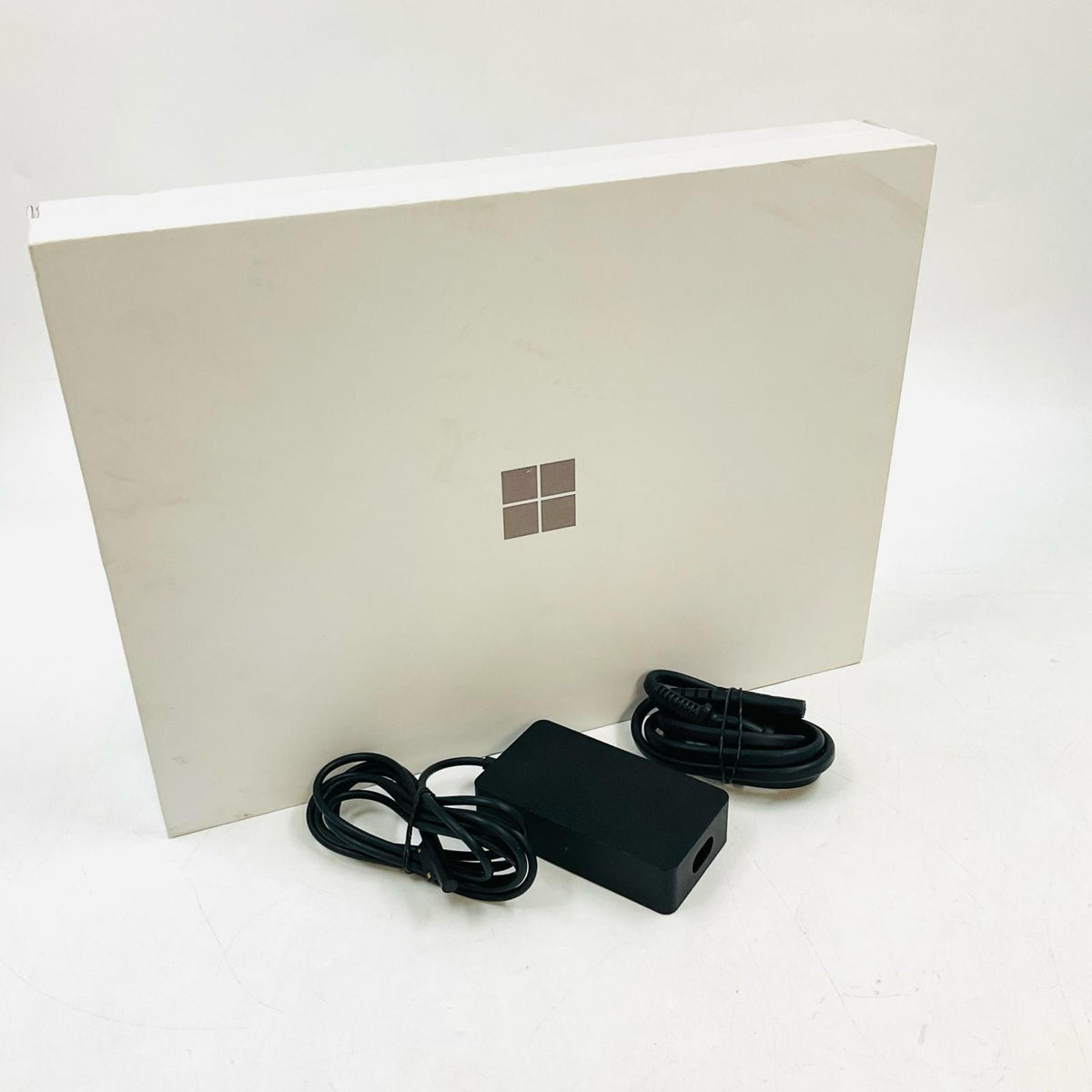 【最速発送】Microsoft Corporation Surface Microsoft Surface Laptop, 7th Edition Snapdragon(R) X 12-core X1E80100 @ 3.40 GHz 16GB SSD(NVMe) 1TB Qualcomm(R) Adreno(TM) X1-85 GPU 98%【難有】