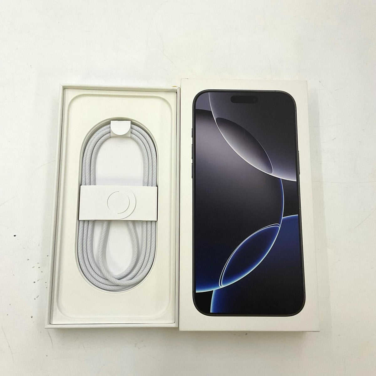 【全額返金保証】【最速発送】Apple iPhone iPhone 16 Pro Max 256GB ブラックチタニウム 白ロム 美品 動作確認済 85%
