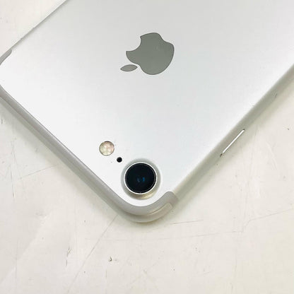 【全額返金保証】【最速発送】Apple iPhone iPhone 7 32GB シルバー au 白ロム 動作確認済 88%