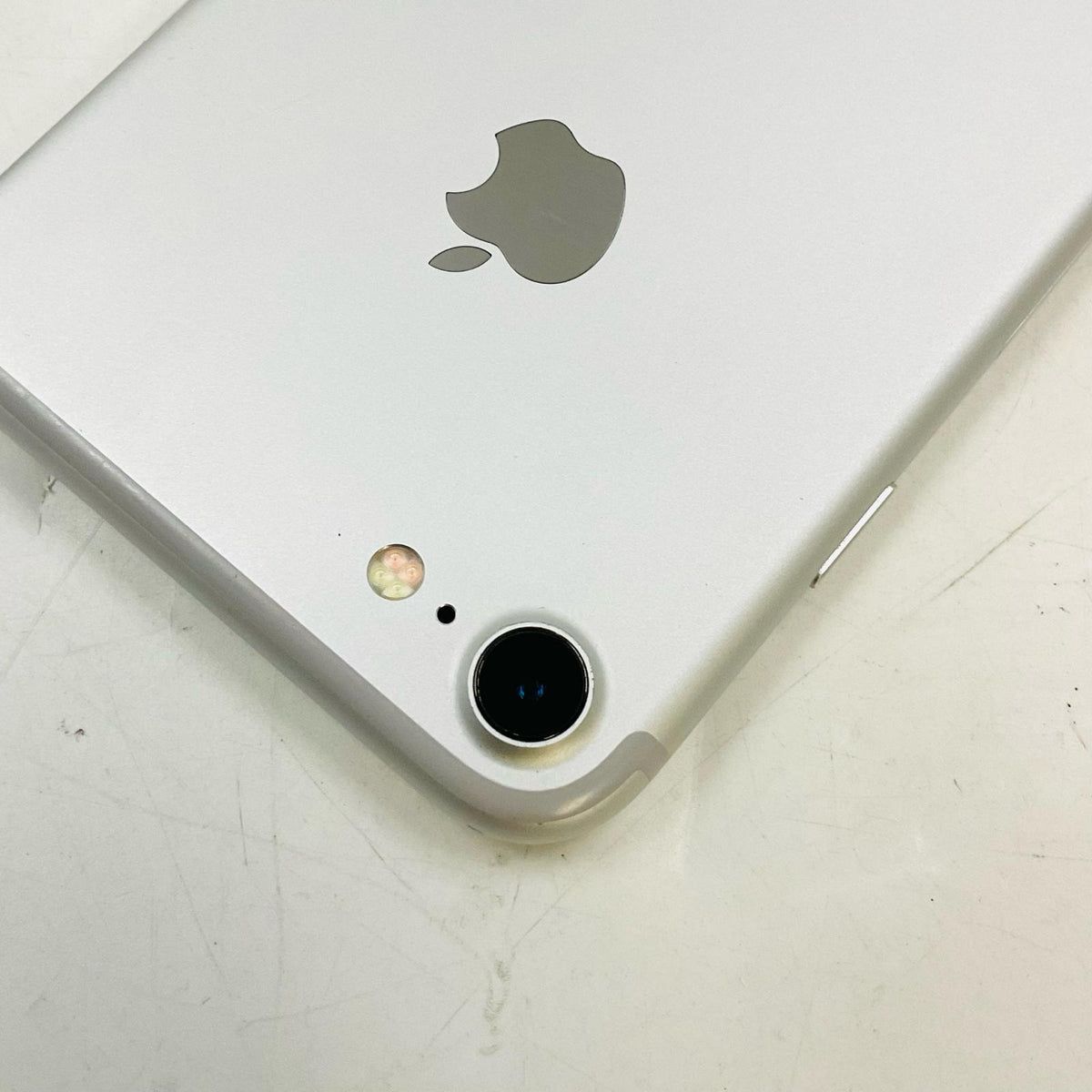 【全額返金保証】【最速発送】Apple iPhone iPhone 7 32GB シルバー au 白ロム 動作確認済 84%