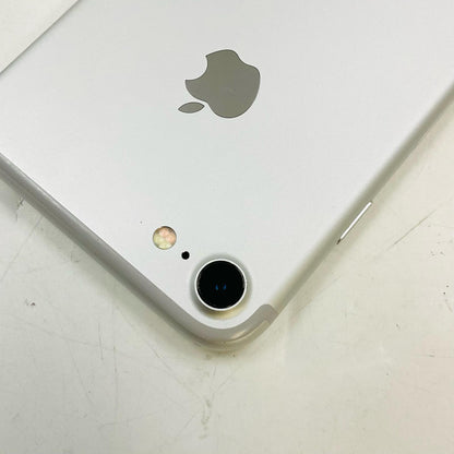 【全額返金保証】【最速発送】Apple iPhone iPhone 7 32GB シルバー au 白ロム 動作確認済 84%