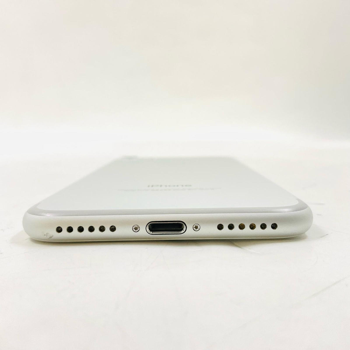【全額返金保証】【最速発送】Apple iPhone iPhone 7 32GB シルバー au 白ロム 動作確認済 84%